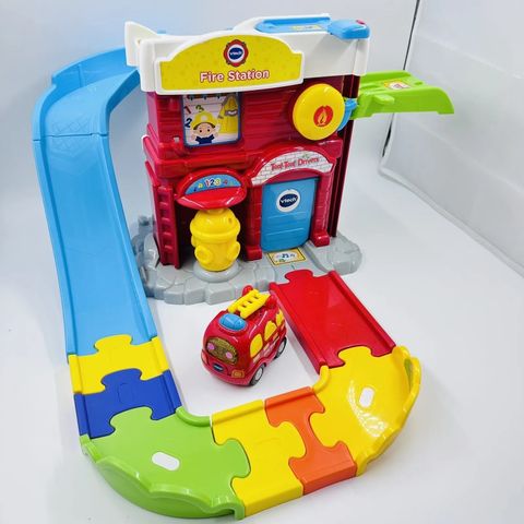 Vtech Toot Toot - bilbane, parkeringshus og brannstasjon