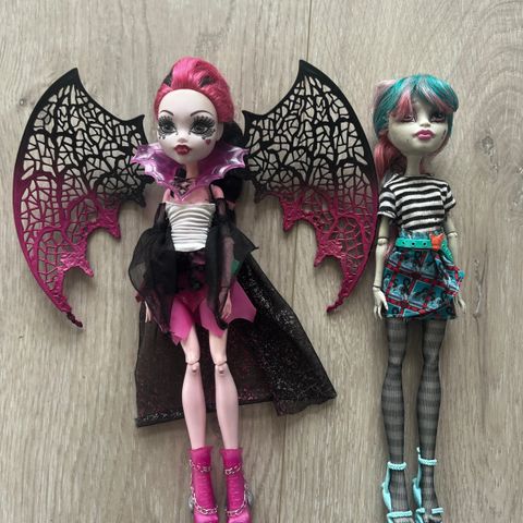 2 Monster High dukker