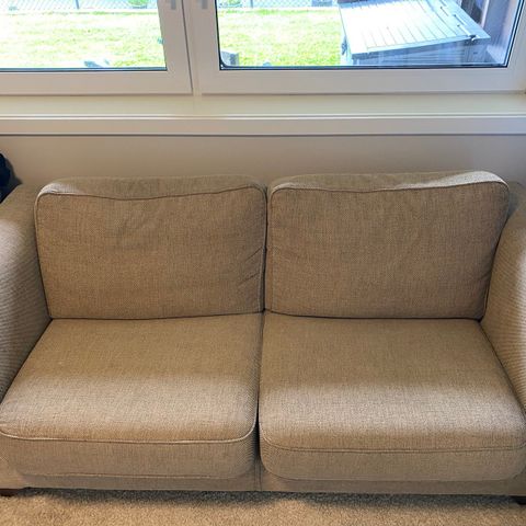 Strøken sofa selges