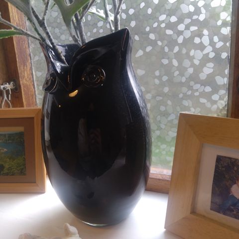 Flott vase i sort glass, formet som ugle , 300,-
