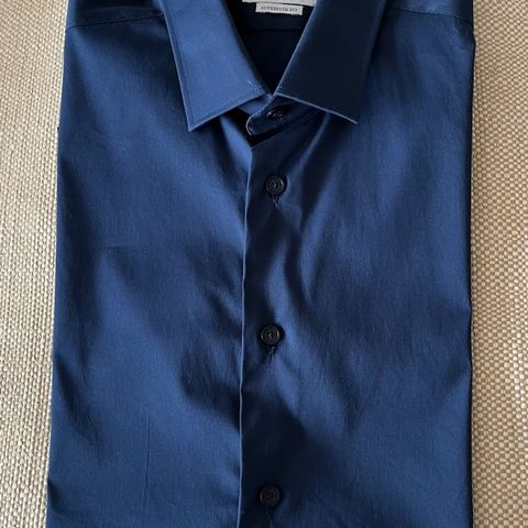 Ny mørk blå skjorte fra ZARA str. S