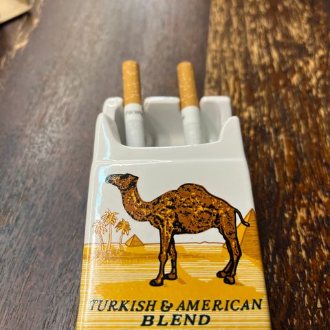 Camel Filters Askebeger Formet Som Sigarettpakke. Bar, Tobakk, Dekor, Man Cave