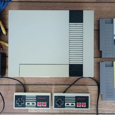 Kjekk billig Nintendo NES familiepakke med 2 spill (S. Mario Bros 3, Top Gun)