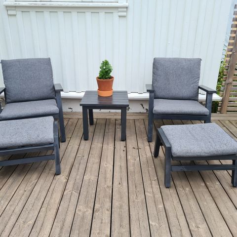 2 stoler og 1 bord av merket SINDIG