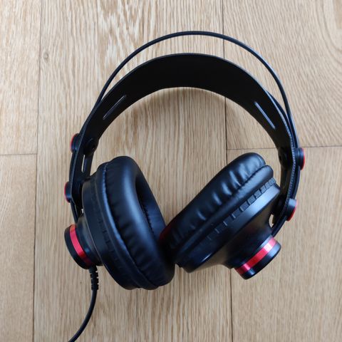 Scarlet studio headset