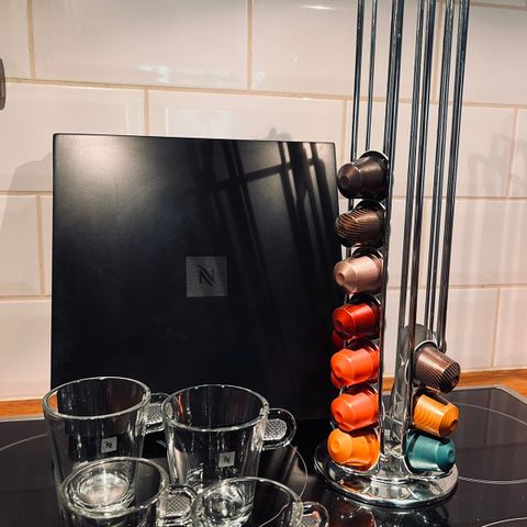 Nespresso kapselboks (36 kapsler) m/ 4 kopper og stativ