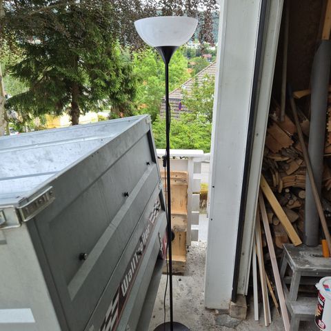 Ikea lampe gis vekk til første som henter, står utenfor garasjen