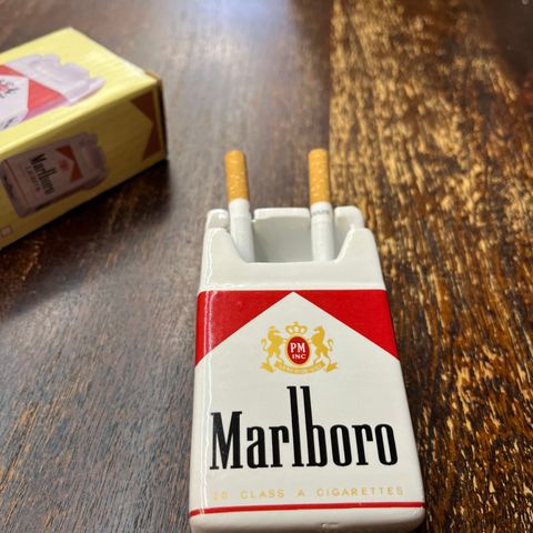Marlboro Askebeger Formet Som Sigarettpakke. Bar, Tobakk, Man Cave, Dekor