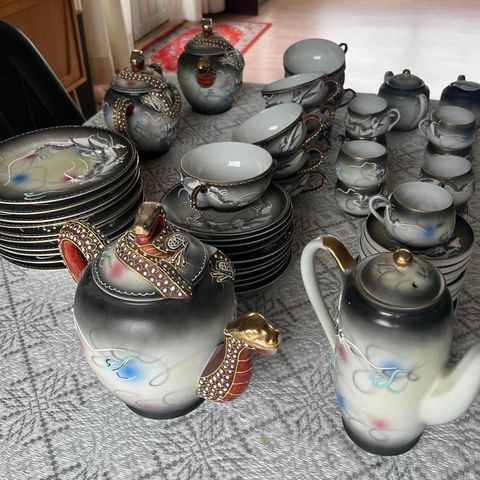 Kutani håndmalt japansk porselen, 55 deler te- og kaffeservise med tilbehør