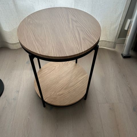 Nytt og ubrukt  lyst rundt bord, diameter 40 cm høyde 50 cm.