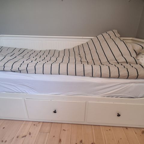 Hemnes seng gies bort