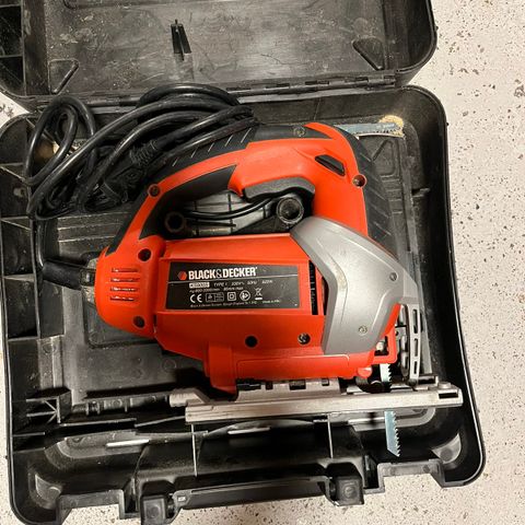 Black & Decker stikksag selges.