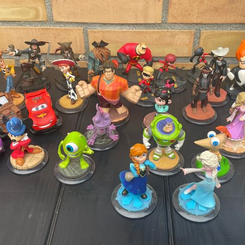 Disney Infinity  spill til Ps 3 og 4  med figurer mm.