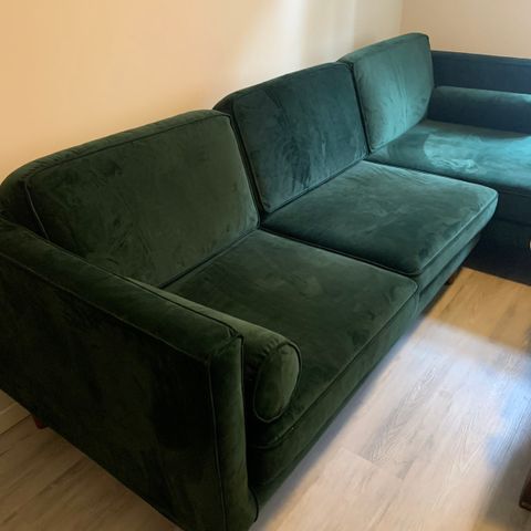 Grønn 3-seter sofa med sjeselong