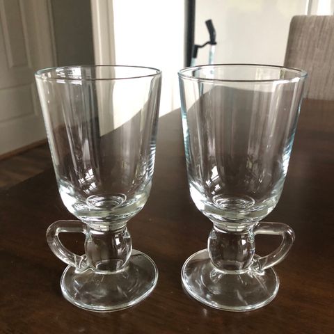 2 Irish coffee glass, med hank på siden av glasset. H: 15 cm