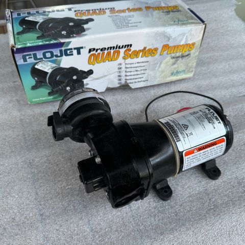 FloJet Quiet Quad 12 V vannpumpe