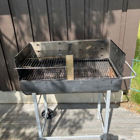 Tønnegrill med hjul gis bort