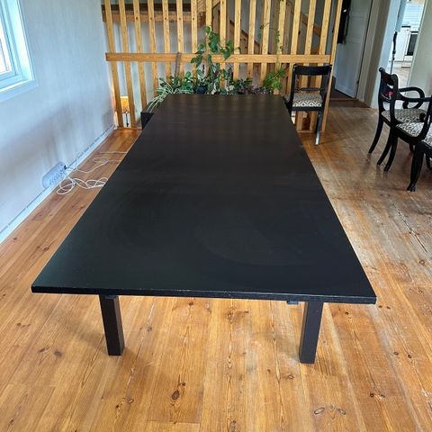 Svart spisebord fra Ikea
