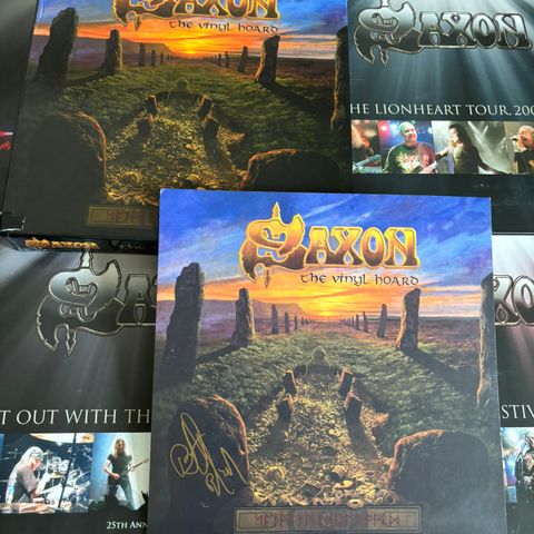 Saxon -The Vinyl Hoard LP-boks (signert!)