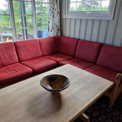 «Hyttepakke» med bord, sofa, sofastol, lamper, tallerkenhylle og gardinbr..