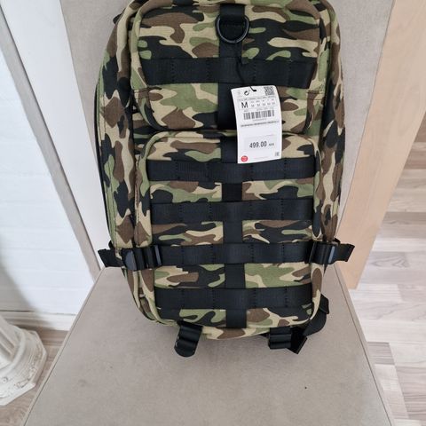 Ryggsekk i Camo med en reim i fra Zara. Ny. Ny pris kr. 500,-