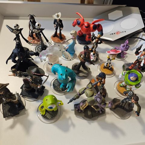 21 Disney Infinity figurer og en base.