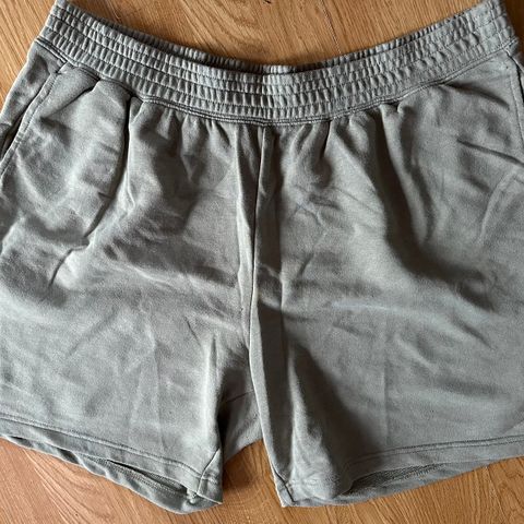 Lys mosegrønn shorts fra Divided/H&M str. XL