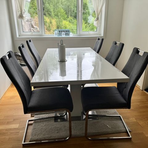 Stilrent hvitt spisebord med 6 stoler til salgs