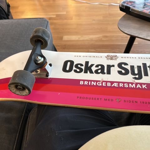 Komplett Oskar Sylte skateboard med Independent trucks og OJ Super Juice hjul.