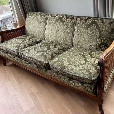 Koselig sofa i Chippendale stil  selges