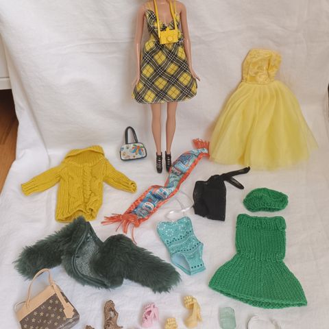 Barbie dukke med masse klær og tilbehør