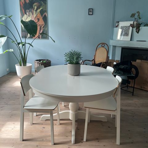 Haster-IKEA spisebord og 4 stoler