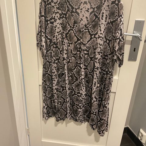 Snakeprint. Tunika/kort kjole fra Zara. Romslig modell !