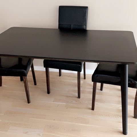Spisebord med tre spisestoler