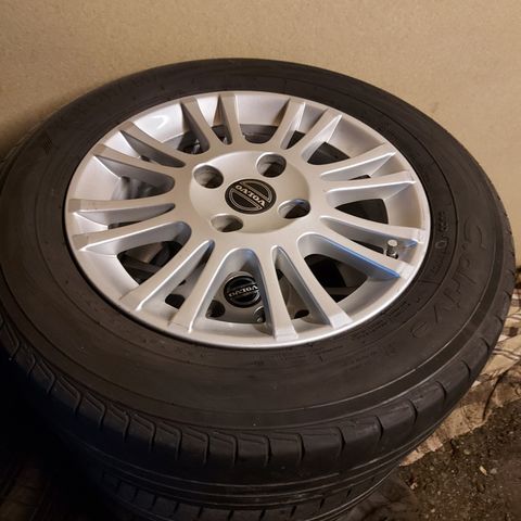 Pent brukt dekk og felger 205/60R15 Original Til Volvo