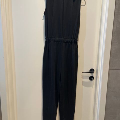 Svart buksedress/jumpsuit