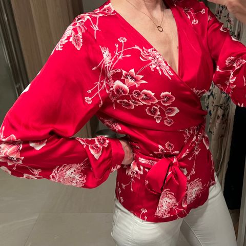 Rødt er trendy - Nydelig bluse fra Second Female
