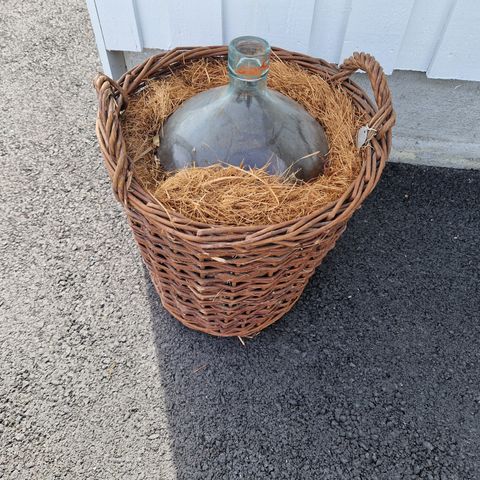 Vinballong i kurv, 30 liter selges