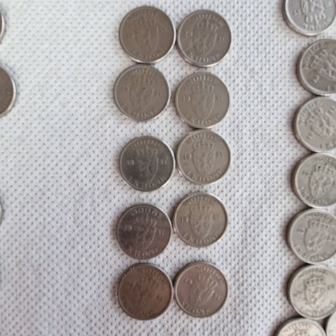 1 kroner mynter fra 1951, 1954, 1955, 1956 og 1957