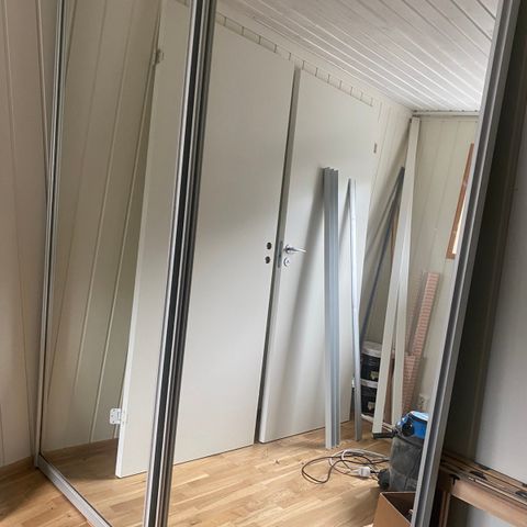 Garderobe speil dører med skinner