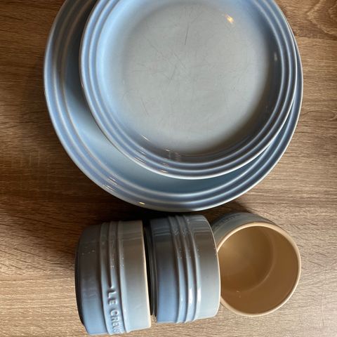 Le creuset fat og skåler selges