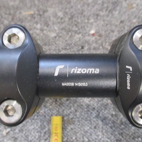 Rizoma styre med risers, Monster et al