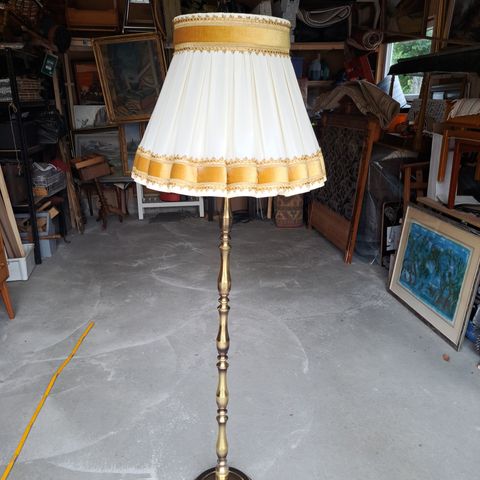 Vintage stålampe med kompakt messingstang.