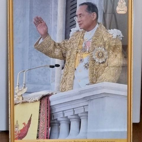 Bilde av thailandsk konge, Rama IX, i gullramme