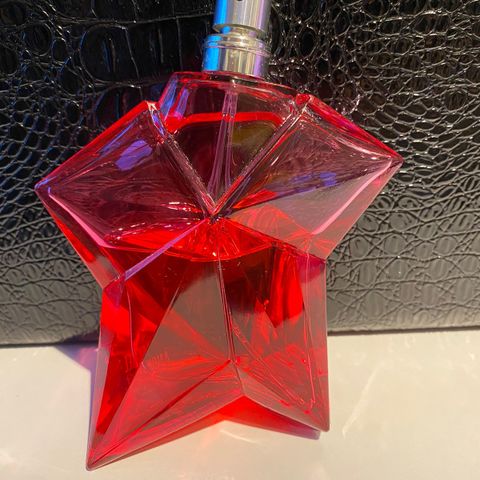 Thierry Mugler Angel Nova ( verdi kr.1200; )