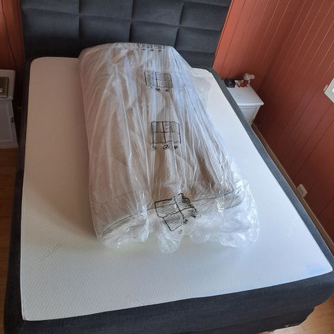 Ekornes Svane zenze kontinental  seng med gavel. 150×200 cm