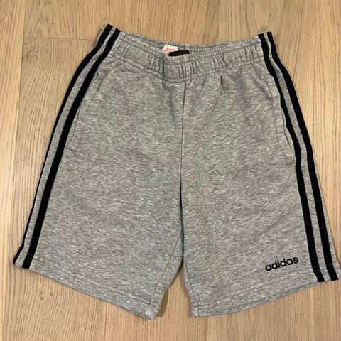 Adidas shorts str. 152