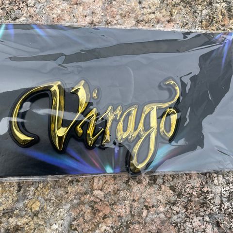 3D sticker/logo i gullfarge til Yamaha Virago.