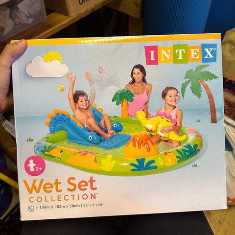 Intex Little Dino - oppblåsbart basseng med sklie, palmedusj og dinosaur