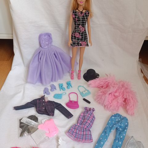 Barbie med mye klær